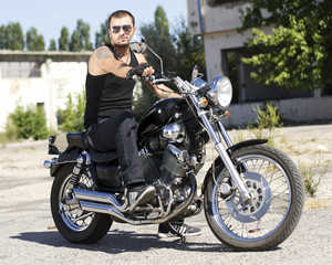 Fototapeta na wymiar Młody mężczyzna na motocyklu chopper
