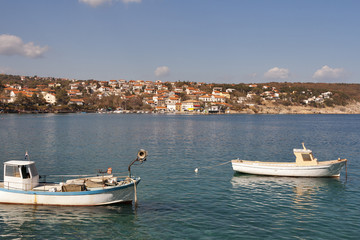 Fototapeta na wymiar Adriatic Shiloh wioska port. Wyspa Krk, Chorwacja.