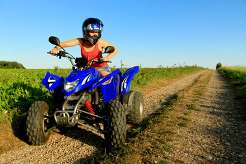 Femme sur quad