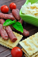 Salamini con crackers e scaglie di parmigiano