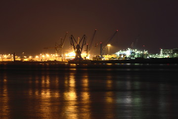 Fototapeta na wymiar Hamburg żurawie portowe w nocy