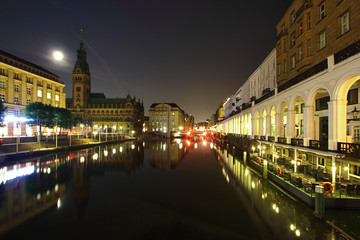 Hamburger Innenalster und Rathaus bei Nacht