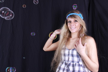 Frau mag Seifenblasen um sich herum