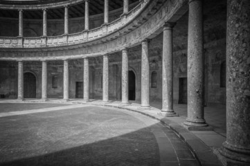 Fototapeta na wymiar Dwa poziomy pałacu z kolumnami w Hiszpanii, Europa.
