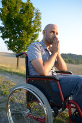 Nachdenklicher Mann im Rollstuhl