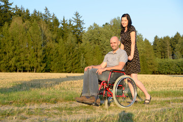 Frau und Mann im Rollstuhl