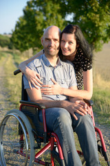 Frau und Mann im Rollstuhl