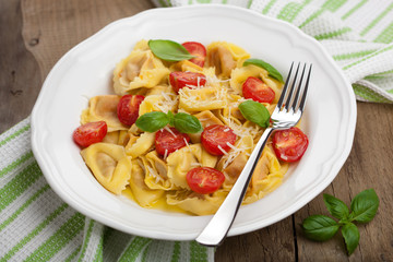 tortellini with cheese and tomatoes