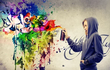 Fotobehang Blond meisje maakt een zeer kleurrijke graffiti © olly