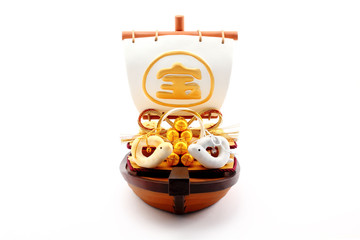 宝船と一対の手作りクラフト 干支人形 白バック 横