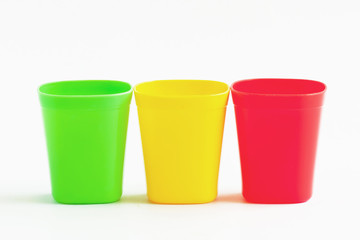 Three cup three color.
