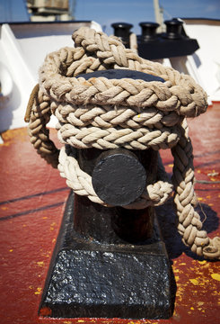 dickes Seil an einer Klampe auf dem Schiffsdeck