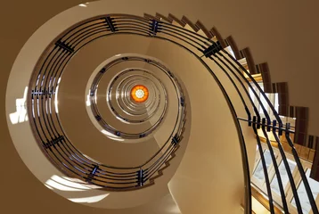 Deurstickers Spiralförmiges Treppenhaus © eyewave