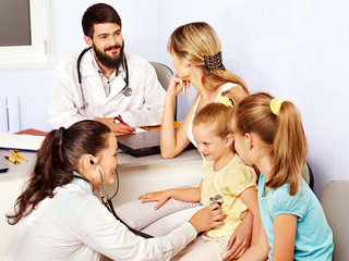 Obraz premium Doctor exam child.