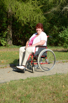 Seniorin im Rollstuhl