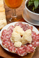 antipasto formaggio grana e salame