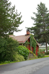 Fototapeta premium Rote Holzhütte in Finnland