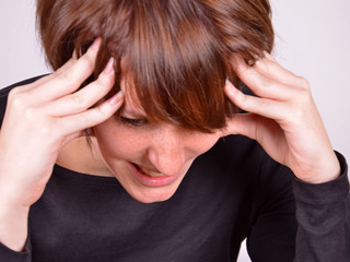 junge frau beim nachdenken