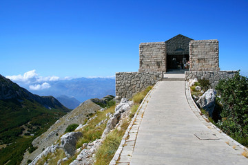 Fototapeta na wymiar Mauzoleum na szczycie góry w parku narodowym Lovcen