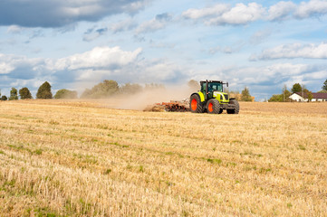 Obraz premium Tractor on field