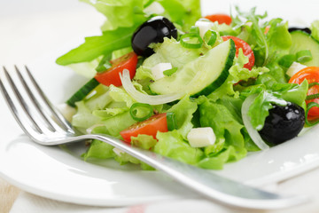 Salatteller mit Oliven und Mozzarella