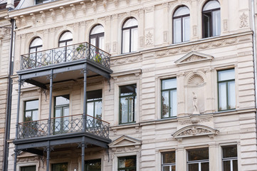 Fassade mit Balkonen