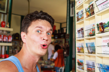 Мужчина с удивлением смотрит в кадр в магазине...