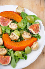 Salat mit Kürbisspalten