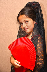 Niña de mantilla con abanico rojo