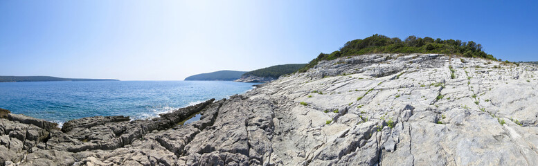 Fototapeta na wymiar panoramic view of a beautiful rocky beach in croatia, blue sea