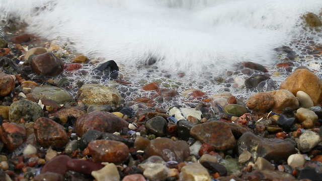 Meeresschaum - Brandungswelle - Steinstrand