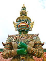 Fototapeta na wymiar Statua opiekun w Wat Phra Kaew Grand Palace Bangkok