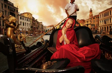 Deurstickers Mooie vrouw in rode mantel rijden op gondel © Nejron Photo