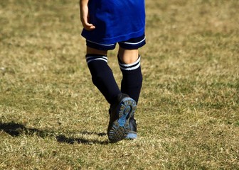 sur les talons d'un jeune footballeur