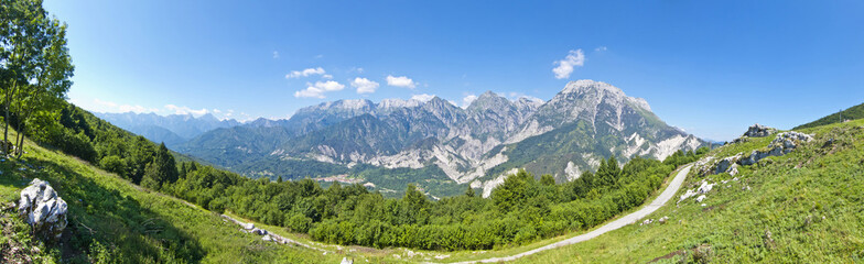 Fototapeta na wymiar beautiful panoramic view of mountain path