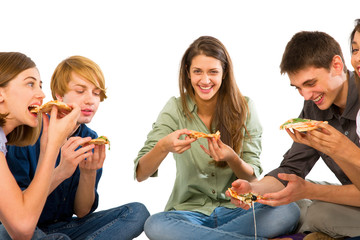 teenagers eating pizza