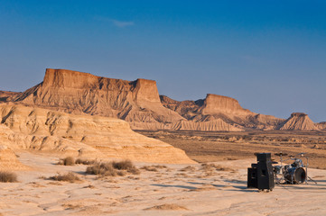 Fototapeta na wymiar Bateria na pustyni