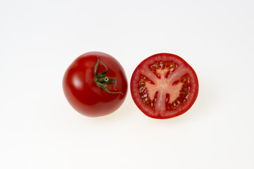 Tomate aufgeschnitten