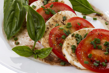 close-up tomaten mit mozzarella mit basilikum