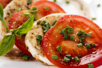 Fototapeta na wymiar tomaten mit mozzarella mit basilikum unscharf