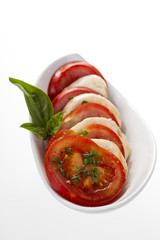 beilage tomaten mit mozzarella mit basilikum hochformat