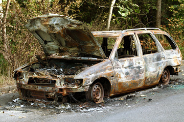 Ausgebranntes auto auf der Straße