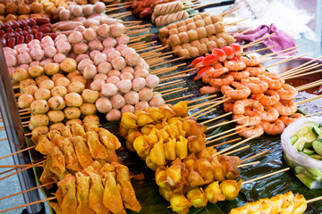 Уличный лоток с азиатский фастфудом.