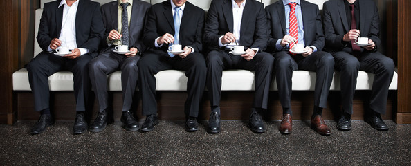 kaffeetrinkende M&auml;nner in Anz&uuml;gen