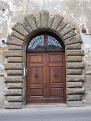 Fototapeta na wymiar Drewniane drzwi. Nepi. Lacjum. Włochy.