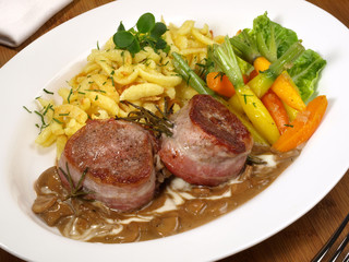 Schweinefilet mit Spätzle und Gemüse