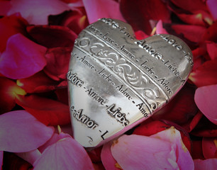 Dekoherz auf Rosenblütenblättern