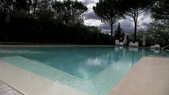 Modernes Schwimmbecken mit Whirlpool