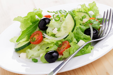 Salatteller mit Oliven und Mozzarella
