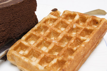 gofre junto a bizcocho de chocolate